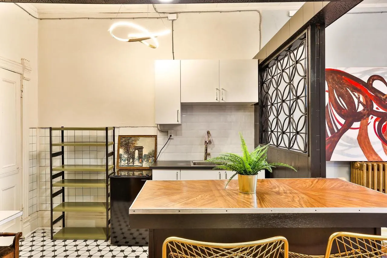 ***** Aparthotel Eclectic Victorian West House Canada